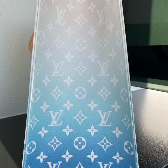 Louis Vuitton By Pool OntheGo Tote Blue On the Go bag only. Giant monogram - Picture 5 of 12